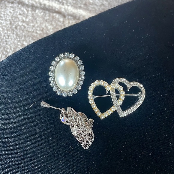 Elegant Silver and Pearl Jewelry Set - Picture 3 of 3
